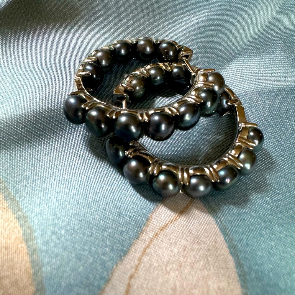 Silver earrings with peacock pearls